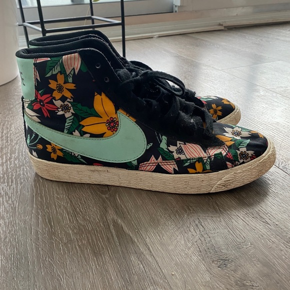 Women’s Nike high top shoes - Picture 3 of 3